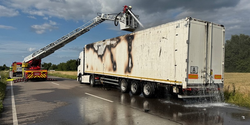 FW-OG: LKW-Brand auf der B3 - Fahrer verhindert Schlimmeres - Foto: presseportal.de
