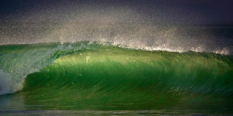 Ein schöner Anblick, aber stark belastet: Die Meere der Welt sind voller kleinster Plastikteilchen.  - Foto: K.C. Alfred/ZUMA Wire/dpa