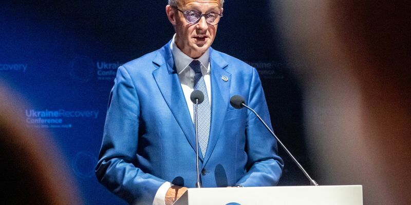 «Unsere Unterstützung für ihr Land ist unerschütterlich», verspricht Kanzler Friedrich Merz dem ukrainischen Präsidenten Wolodymyr Selenskyj. - Foto: Michael Kappeler/dpa