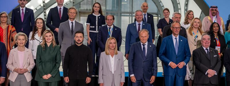 Bei der Wiederaufbaukonferenz für die Ukraine stellen sich die Teilnehmer rund um Präsident Wolodymyr Selenskyj zum Gruppenfoto auf. - Foto: Michael Kappeler/dpa