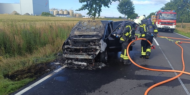 POL-STD: 29-jähriger Mann in Buxtehude bei Auseinandersetzung zunächst lebensgefährlich verletzt - Polizei nimmt mutmaßliche Tatverdächtige vorläufig fest - Ford während der Fahrt in Apensen in Brand geraten - Foto: presseportal.de