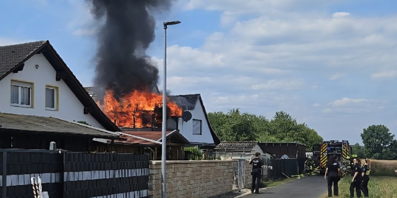 FW Sankt Augustin: 55 Ehrenamtliche retten Haus vor den Flammen - Foto: presseportal.de