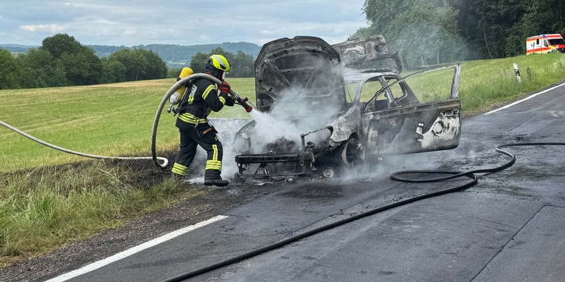 FW VG Westerburg: VW Polo wird ein Raub der Flammen - Fahrerin kommt mit dem Schrecken davon - Foto: presseportal.de