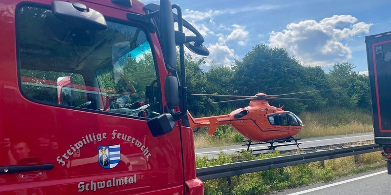 FFW Schwalmtal: Gemeinsame Pressemitteilung der Feuerwehren Schwalmtal und Niederkrüchten Mehrere Einsätze für Feuerwehrkräfte auf der A52 - Verkehrsunfall mit Lkw, Rettungshubschrauber im Einsatz - Foto: presseportal.de