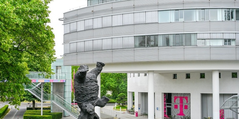 Telekom enthüllt monumentale Skulptur Gran elefant dret / Telekom-Chef Höttges: Das Unmögliche möglich machen - Foto: presseportal.de