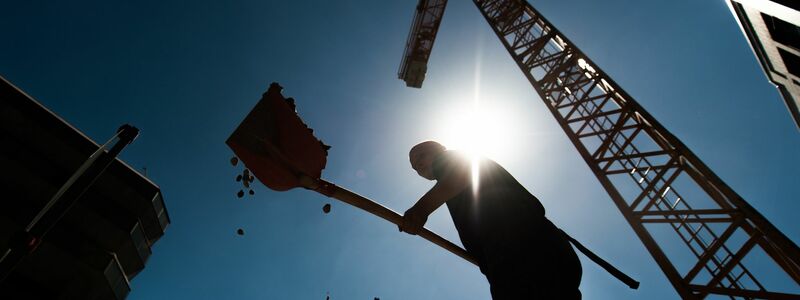 Die BG Bau versucht, mit viel Prävention die Zahl der Arbeitsunfälle zu senken. Ebenfalls ein wichtiges Thema: der Schutz vor Hitze und Sonnenstrahlen. (Archivbild) - Foto: Florian Gaertner/dpa/dpa-tmn