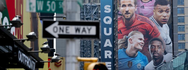 Werbung für die Club-WM mit Fußballstars wie Lionel Messi, Harry Kane oder Erling Haaland am Times Square in Manhattan. - Foto: Sven Hoppe/dpa