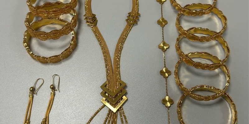 HZA-IZ: Versteckt am Körper / Zoll am Flughafen Hamburg entdeckt Goldschmuck im Wert von rund 20.000 EUR - Foto: presseportal.de