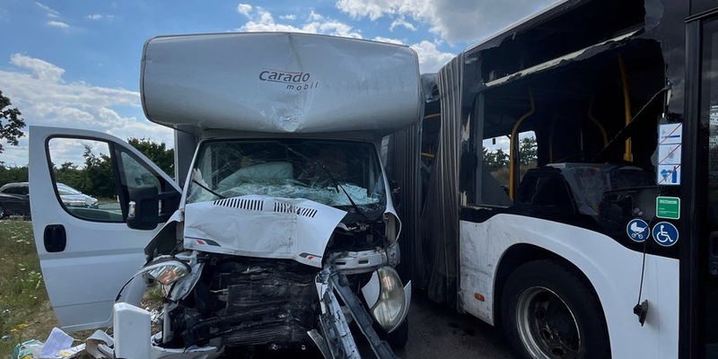 POL-DN: Kollision zwischen Wohnmobil und Schulbus - Foto: presseportal.de