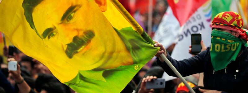 Öcalan hatt die PKK im Februar zur Auflösung aufgerufen. - Foto: Lefteris Pitarakis/AP/dpa