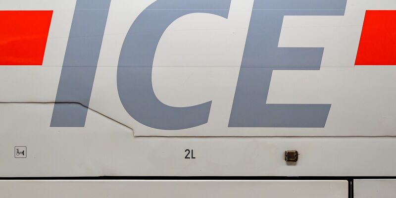 Die günstigsten Tickets für den DB-Fernverkehr gibt es auch wieder auf Papier.  - Foto: Patrick Pleul/dpa