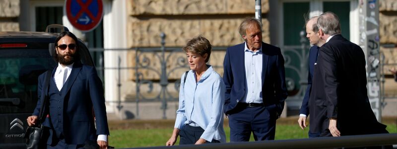 Christina Block kam gemeinsam mit ihrem Lebensgefährten Gerhard Delling zum Prozessauftakt an. - Foto: Georg Wendt/dpa