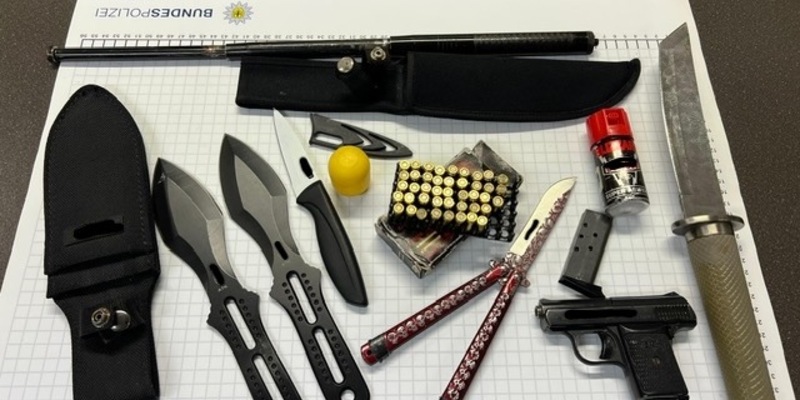 BPOL NRW: Ein Reisender gestand den Konsum von Betäubungsmitteln - die Bundespolizei fand Waffen und Drogen. - Foto: presseportal.de