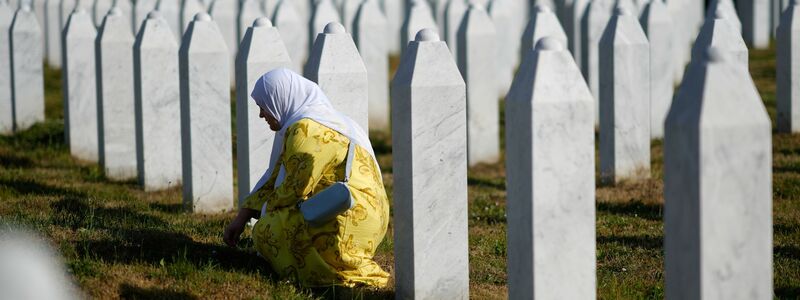 Erstmals wurde das Massaker von Srebrenica als Internationaler Gedenktag begangen. - Foto: Darko Bandic/AP/dpa