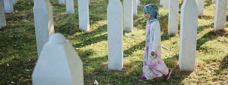 Mehr als 8.000 bosnische Muslime wurden im Raum Srebrenica von bosnisch-serbischen Truppen getötet. - Foto: Armin Durgut/AP/dpa