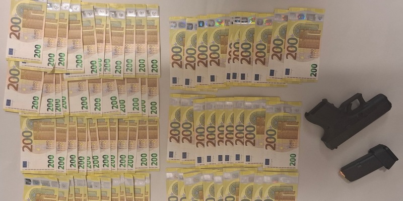 POL-K: 250711-1-K Brennpunktteam Kalk stellt scharfe Schusswaffe und knapp 15.000 Euro Bargeld sicher - diverse Strafanzeigen gefertigt - Foto: presseportal.de