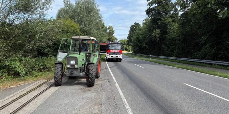 FW-Schermbeck: Traktor verliert Hydrauliköl - Ölspur - Foto: presseportal.de
