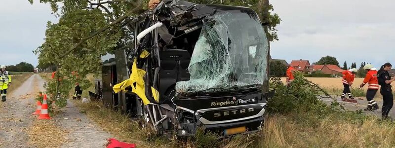 Nach ersten Erkenntnissen hatte der Busfahrer gesundheitliche Probleme.  - Foto: Benjamim Müller/TNN/dpa