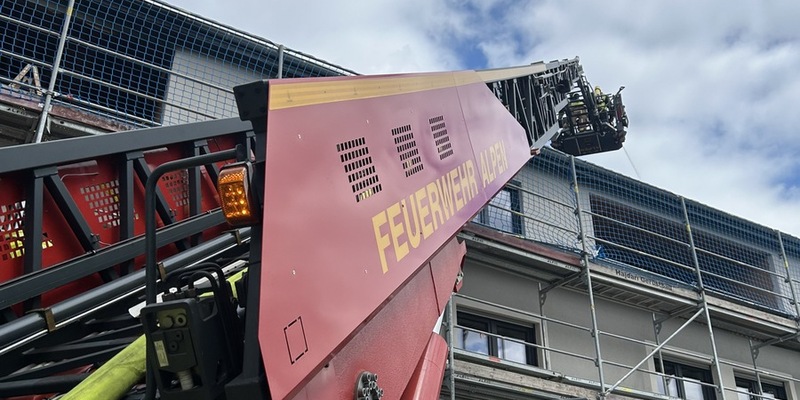 FW Alpen: Überörtliche Hilfeleistung bei einem Dachstuhlbrand in Issum - Foto: presseportal.de