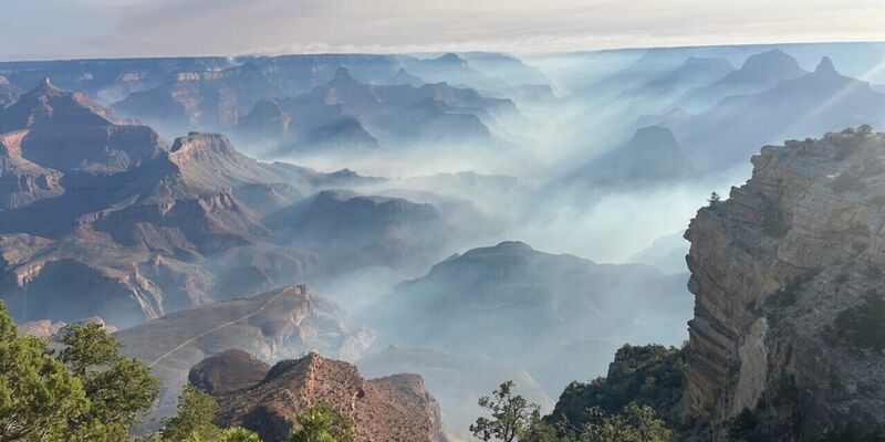 Rauch von Waldbränden liegt über dem Grand Canyon Nationalpark im Norden Arizonas.  - Foto: Joelle Baird/National Park Service/dpa