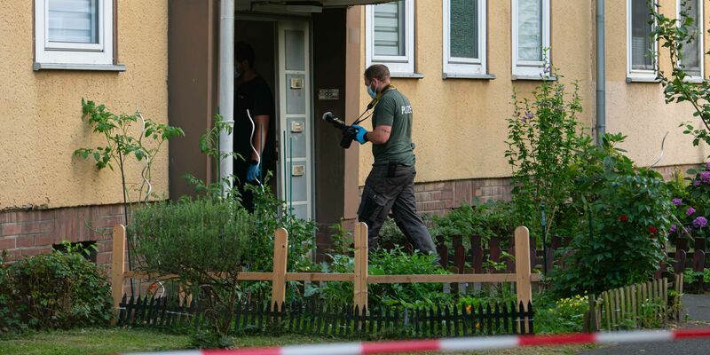  Die Polizei Dormagen fand am Freitagnachmittag in einer Wohnung eine 37-jährige Tote. - Foto: Vincent Kempf/dpa