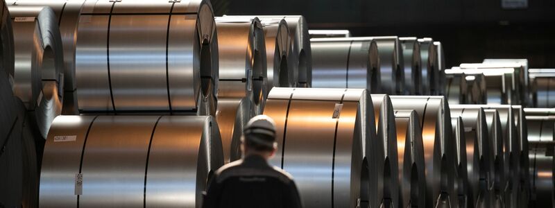 IG Metall und das Management der Thyssenkrupp-Stahlsparte haben sich nach langen Verhandlungen auf einen harten Sparkurs verständigt. (Archivbild) - Foto: Fabian Strauch/dpa
