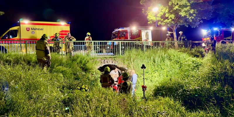 FW-OLL: Frau verletzt sich schwer bei Sturz in Entwässerungskanal - Foto: presseportal.de