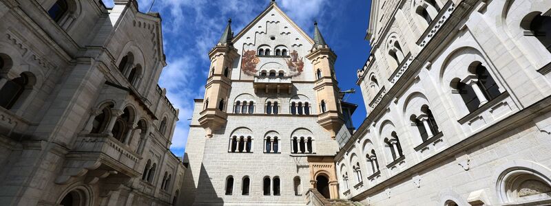 Die bayerischen Märchenschlösser erwecken den Eindruck, aus einer anderen Zeit zu stammen. (Archivbild) - Foto: Karl-Josef Hildenbrand/dpa