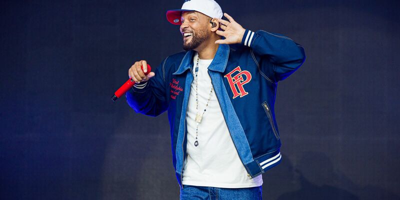 Mit Tänzerinnen und Liveband sorgt Will Smith in Wolfsburg für Stimmung. - Foto: Moritz Frankenberg/dpa