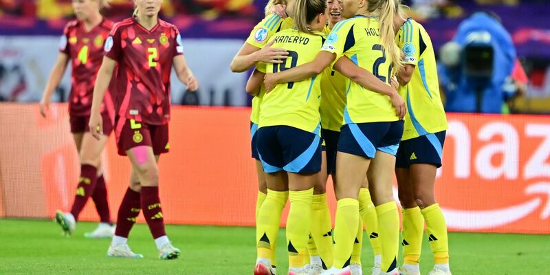 Sturzflug gegen Schweden: Elisa Senß (r.) und die deutschen Fußballerinnen  - Foto: Sebastian Christoph Gollnow/dpa