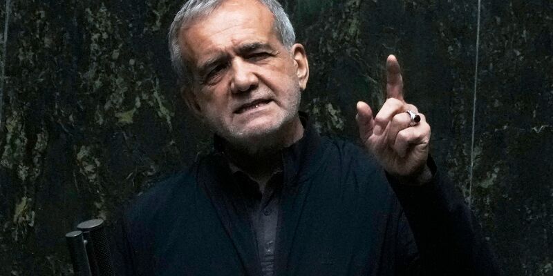 Peseschkian soll im Krieg zwischen dem Iran und Israel am Bein verletzt worden sein. (Archivbild) - Foto: Vahid Salemi/AP/dpa