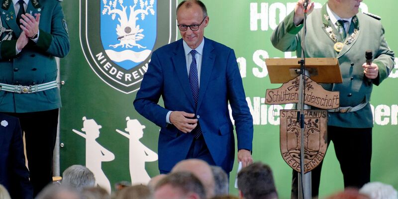 Friedrich Merz ist Mitglied im Schützenverein und am Sonntag besonderer Gast beim diesjährigen Schützenfest in Arnsberg-Niedereimer.  - Foto: Henning Kaiser/dpa