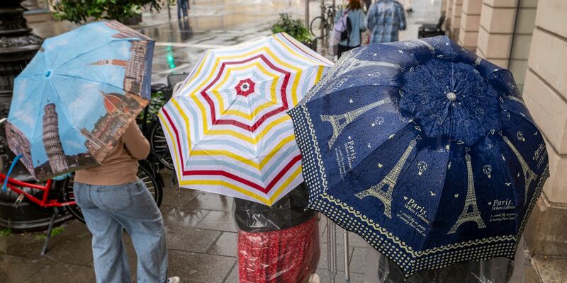 Es wird nass.  - Foto: Peter Kneffel/dpa