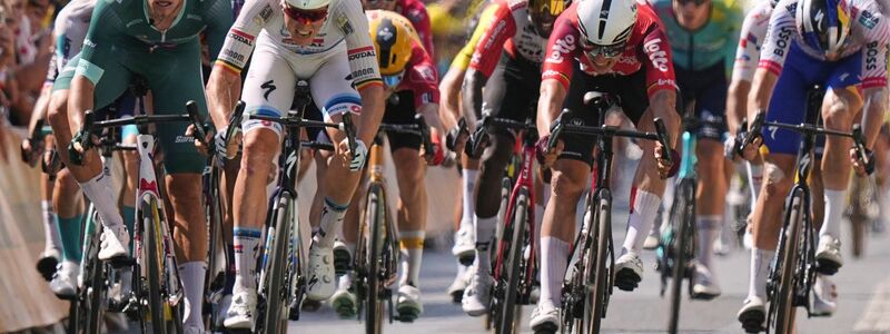 Die Radprofis im Massensprint auf der neunten Etappe.  - Foto: Thibault Camus/AP/dpa