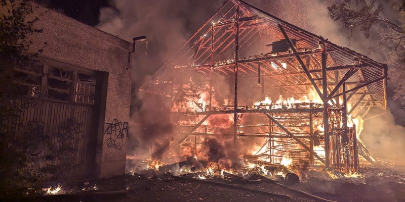 LRA-Ravensburg: Brand einer Lagerhalle auf einer Industrie-Brache in Wangen im Allgäu - Foto: presseportal.de