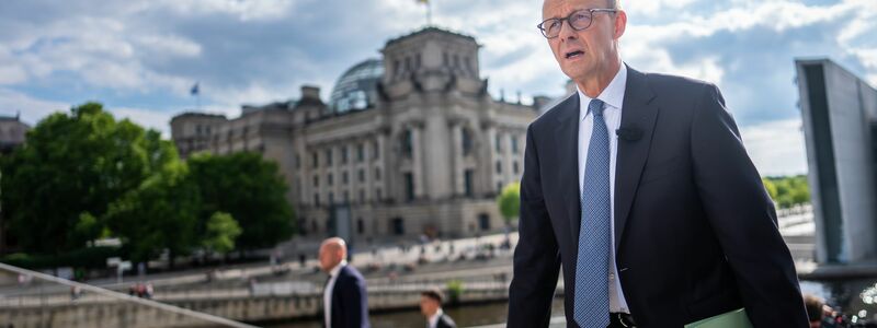 Friedrich Merz auf dem Weg zum Interview. - Foto: Michael Kappeler/dpa
