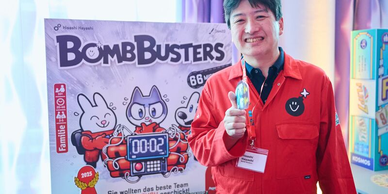 Als «Kennerspiel des Jahres» wurde «Endeavor: Die Tiefsee» von Carl de Visser (2.v.l.) und Jarrat Gray (l) ausgezeichnet. - Foto: Annette Riedl/dpa