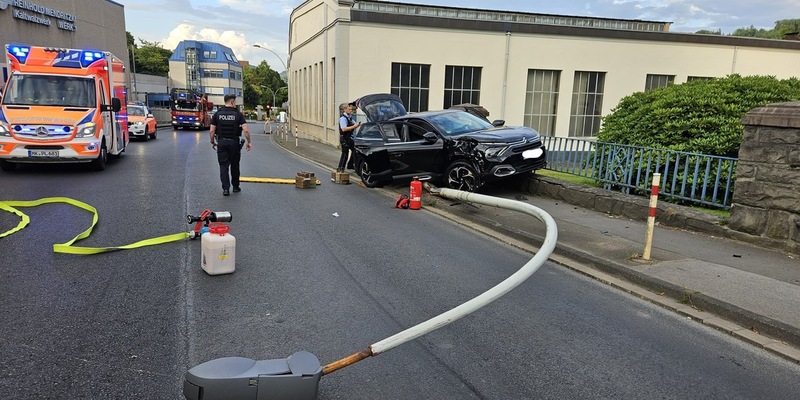 FW-PL: Schwerer Alleinunfall auf der Herscheider Straße - Einsatzkräfte mehrere Stunden gebunden - Foto: presseportal.de