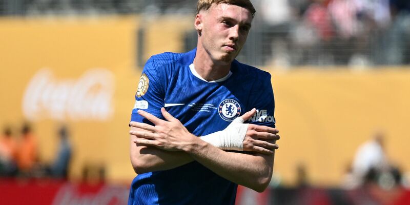 Trump. First Lady Melania und FIFA-Präsident Gianni Infantino beim Abspielen der amerikanischen Nationalhymne vor dem Anpfiff. - Foto: Sven Hoppe/dpa