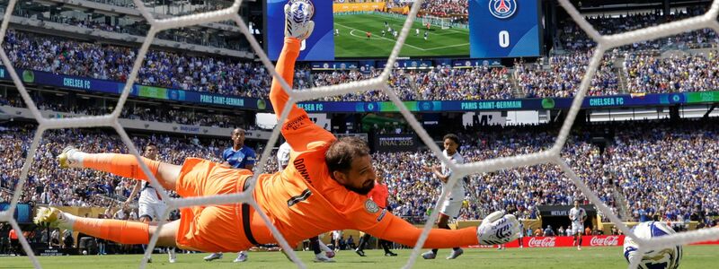 PSG-Torwart Gianluigi Donnarumma kommt nicht ran an den platzierten Schuss von Cole Palmer.  - Foto: Adam Hunger/AP/dpa