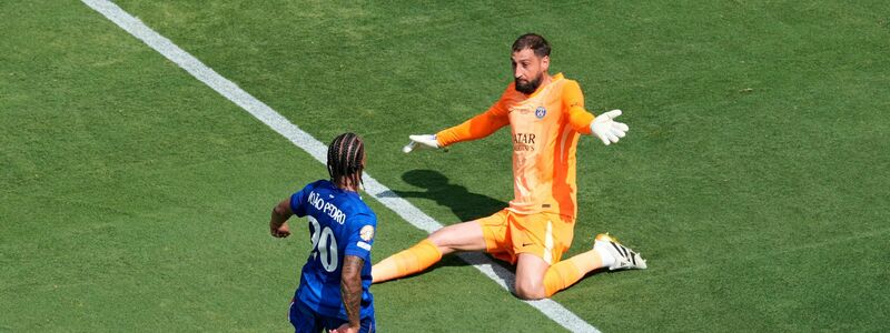 Chelsea-Stürmer João Pedro lupft den Ball über PSG-Torwart Gianluigi Donnarumma hinweg zum 3:0 ins Tor. - Foto: Pamela Smith/AP/dpa