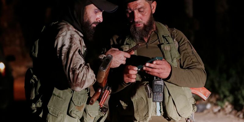 Laut der Syrischen Beobachtungsstelle für Menschenrechte sind bei Unruhen Dutzende Menschen getötet worden. (Archivbild) - Foto: Omar Sanadiki/AP/dpa