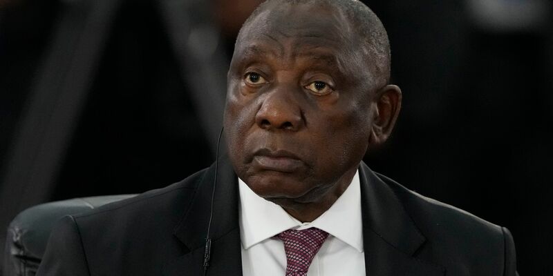 Ramaphosa richtet eine Kommission ein, die die Vorwürfe gegen den Polizeiminister untersuchen soll.  - Foto: Eraldo Peres/AP/dpa
