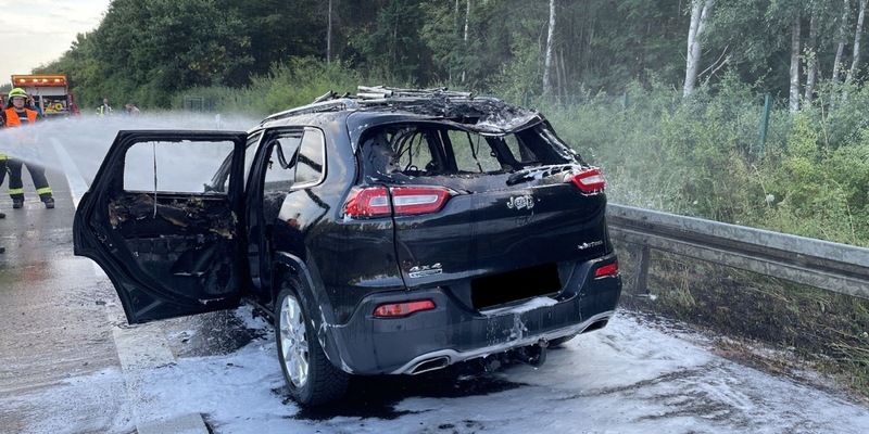 POL-OH: Wohnwagengespann geriet auf der Autobahn A 7 in Brand - Schnelles Handeln des Fahrers verhindert Schlimmeres. - Foto: presseportal.de