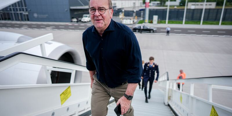 Der Verteidigungsminister auf dem Weg zu seinem ersten Besuch in Washington, seit Donald Trump US-Präsident ist. - Foto: Kay Nietfeld/dpa