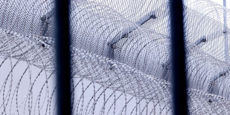 Ein in der Tasche eines Mitgefangenen geflohener Häftling in Frankreich ist wieder hinter Gittern. (Archivbild) - Foto: David Young/dpa