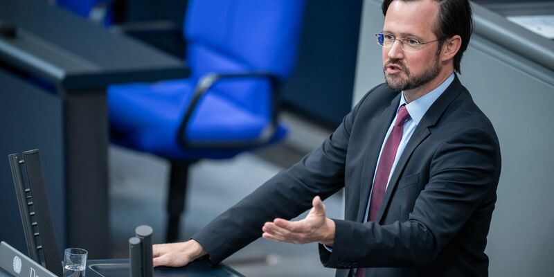 SPD-Fraktionsgeschäftsführer Dirk Wiese zweifelt am Söder-Vorschlag zum Bürgergeld für Ukrainer. (Archivbild) - Foto: Michael Kappeler/dpa