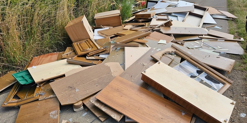 POL-NI: Ablagerung größerer Menge alter Möbel auf Wirtschaftsweg - Foto: presseportal.de