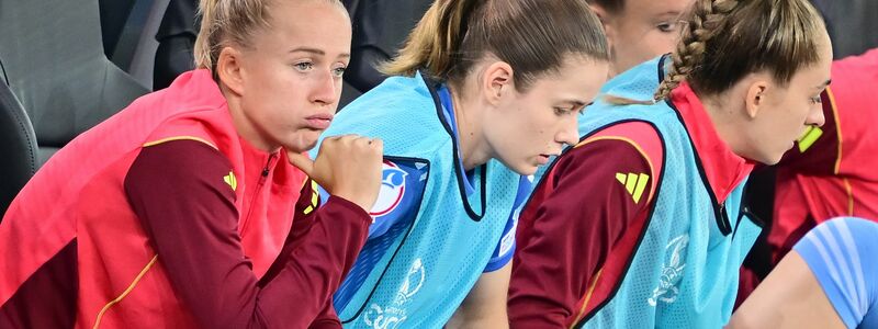 Torjägerin Lea Schüller (l.): Läuft nicht so für das deutsche EM-Team. - Foto: Sebastian Christoph Gollnow/dpa