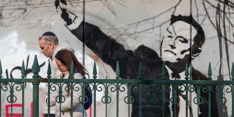 Wandbild von Elon Musk. Unternehmen in Deutschland ziehen sich zumindest teilweise von Musks Plattform X zurück.  - Foto: Andreea Alexandru/AP/dpa